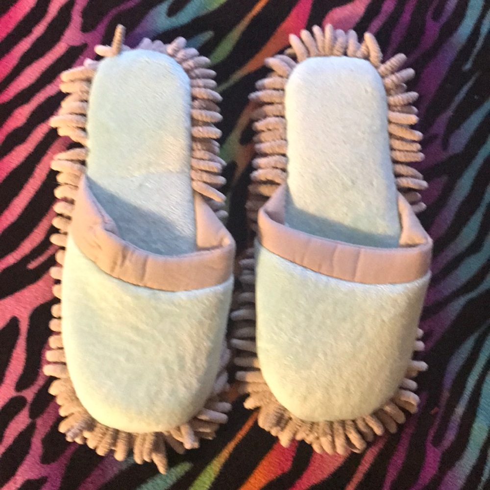 Dusting slippers 🎊 NWOT 🎊